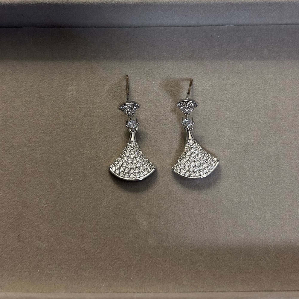 Divas’ dream earrings with full / drop earrings